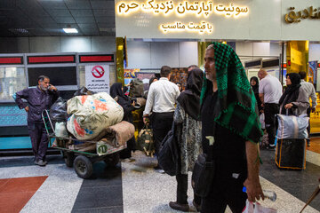 ورود مسافران تشییع رهبر شهید در ترمینال مشهد
