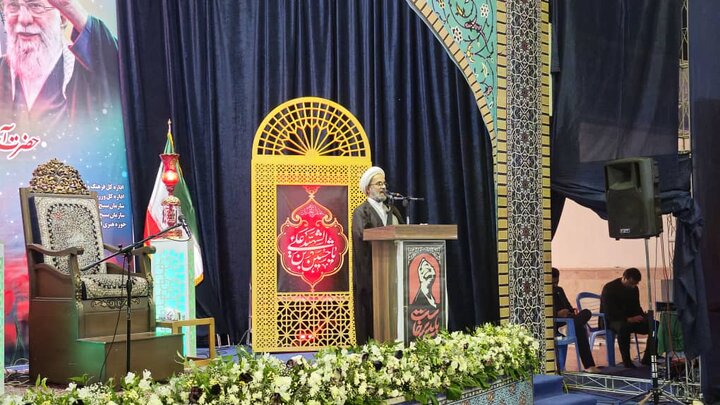 حضور اقشار مختلف کرمان در بزرگداشت رهبر شهید؛ از دستان هنرمند تا ادای احترام خانواده‌ شهدا