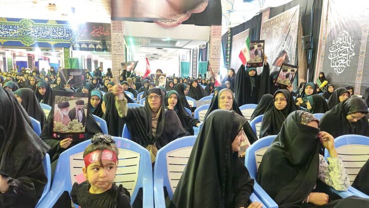 حضور اقشار مختلف کرمان در بزرگداشت رهبر شهید؛ از دستان هنرمند تا ادای احترام خانواده شهدا