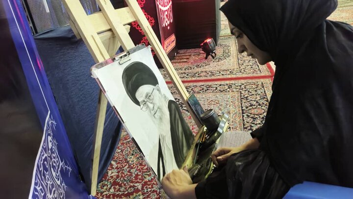 حضور اقشار مختلف کرمان در بزرگداشت رهبر شهید؛ از دستان هنرمند تا ادای احترام خانواده شهدا