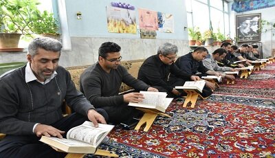 هدیه‌ای قرآنی به روح ملکوتی رهبر شهید؛ آیین «سی قرار تا خورشید» در مسجد جامع خاش برگزار شد