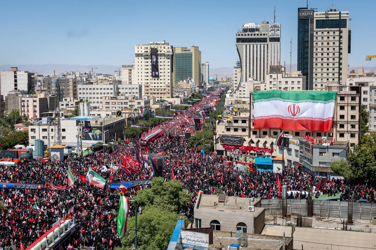 تلگراف: مشهد به دریایی از رنگهای سیاه و سرخ تبدیل شد