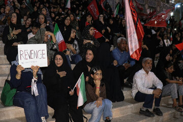 عزاداری مردم همزمان با مراسم تشییع رهبر شهید - بندرعباس