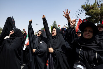 عزاداری مردم همزمان با مراسم تشییع رهبر شهید - اراک