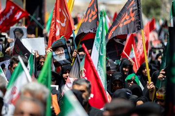 عزاداری مردم همزمان با مراسم تشییع رهبر شهید - اراک