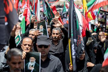 عزاداری مردم همزمان با مراسم تشییع رهبر شهید - اراک