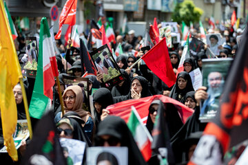 عزاداری مردم همزمان با مراسم تشییع رهبر شهید - اراک