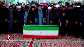اقامه نماز برپیکر مطهر رهبر شهید انقلاب به امامت فرزند ارشد ایشان