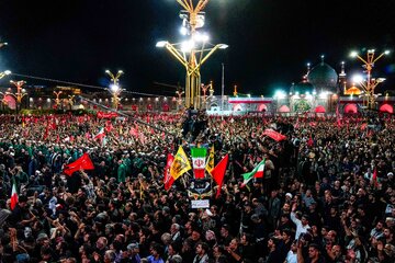 اقامه نماز بر پیکر مطهر رهبر شهید انقلاب در حرم مطهر رضوی
