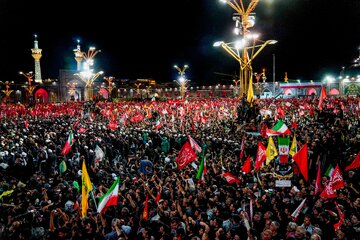 اقامه نماز بر پیکر مطهر رهبر شهید انقلاب در حرم مطهر رضوی