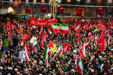 اقامه نماز بر پیکر مطهر رهبر شهید انقلاب در حرم مطهر رضوی