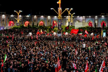 اقامه نماز بر پیکر مطهر رهبر شهید انقلاب در حرم مطهر رضوی