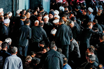 اقامه نماز بر پیکر مطهر رهبر شهید انقلاب در حرم مطهر رضوی
