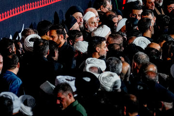 اقامه نماز بر پیکر مطهر رهبر شهید انقلاب در حرم مطهر رضوی