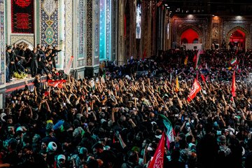 اقامه نماز بر پیکر مطهر رهبر شهید انقلاب در حرم مطهر رضوی