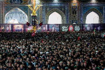 اقامه نماز بر پیکر مطهر رهبر شهید انقلاب در حرم مطهر رضوی
