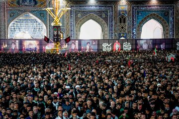 اقامه نماز بر پیکر مطهر رهبر شهید انقلاب در حرم مطهر رضوی