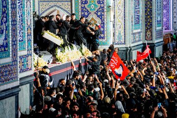 اقامه نماز بر پیکر مطهر رهبر شهید انقلاب در حرم مطهر رضوی