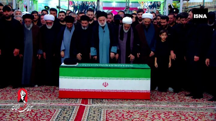 اقامه نماز بر پیکر مطهر رهبر شهید انقلاب به امامت فرزند ارشد ایشان