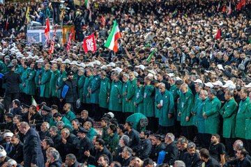 اقامه نماز بر پیکر مطهر رهبر شهید انقلاب در حرم مطهر رضوی