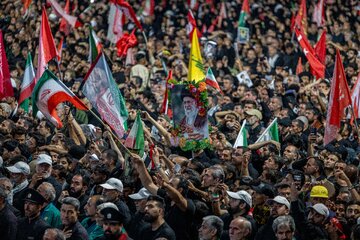 اقامه نماز بر پیکر مطهر رهبر شهید انقلاب در حرم مطهر رضوی