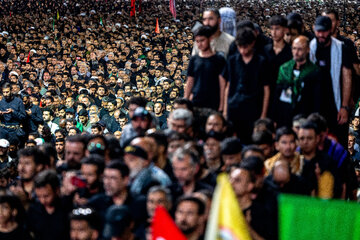 اقامه نماز بر پیکر مطهر رهبر شهید انقلاب در حرم مطهر رضوی