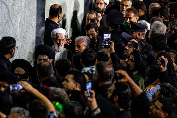 اقامه نماز بر پیکر مطهر رهبر شهید انقلاب در حرم مطهر رضوی