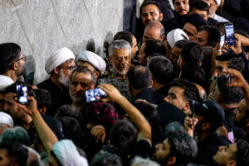 اقامه نماز بر پیکر مطهر رهبر شهید انقلاب در حرم مطهر رضوی