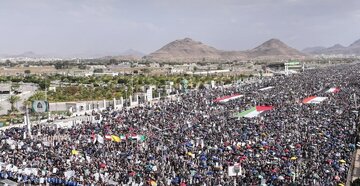 تجمع گسترده مردم یمن در تجلیل از موضع ایران برای شکستن محاصره