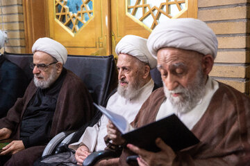 آیت الله رضا استادی و آیت الله جعفر سبحانی در مراسم ترحیم امام مجاهد شهید در حرم حضرت فاطمه معصومه(س)