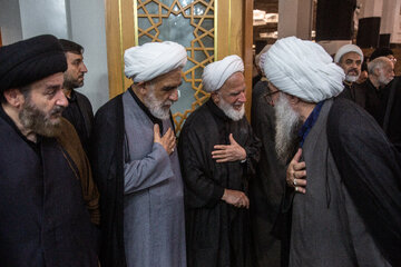 حجت الاسلام و المسلمین محمدی عراقی مسئول دفتر مقام معظم رهبری در قم در مراسم ترحیم امام مجاهد شهید در حرم حضرت فاطمه معصومه(س)