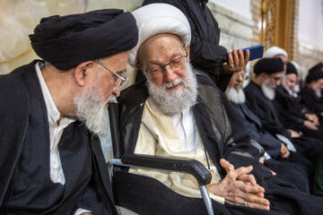 آیت الله عیسی قاسم رهبر نهضت اسلامی بحرین در مراسم ترحیم امام مجاهد شهید در حرم حضرت فاطمه معصومه(س)