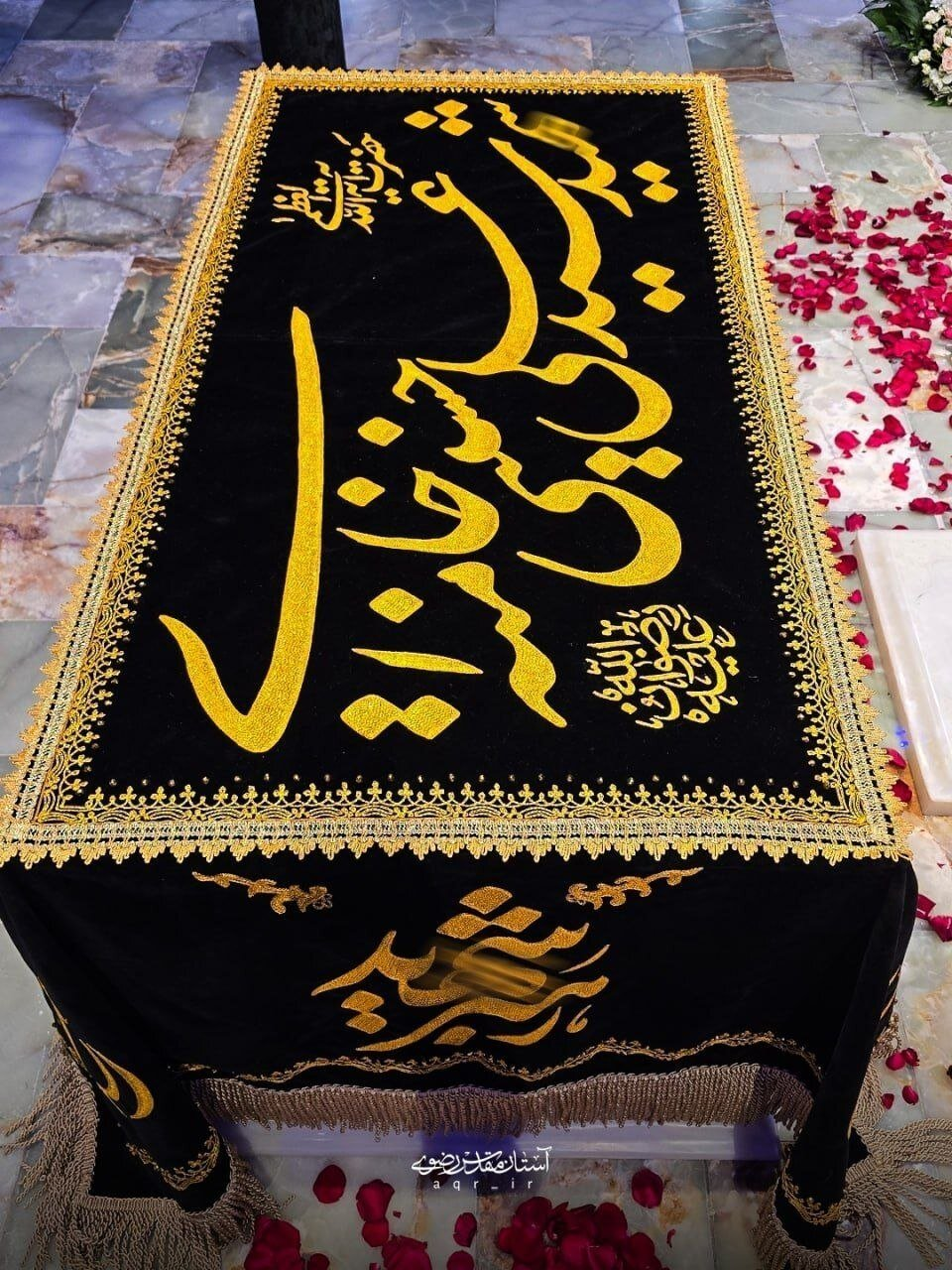 عکس/پارچه روی مزار رهبر شهید نوشته چه کسی است؟