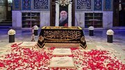 عکس/نویسنده پارچه روی مزار رهبر شهید کیست؟