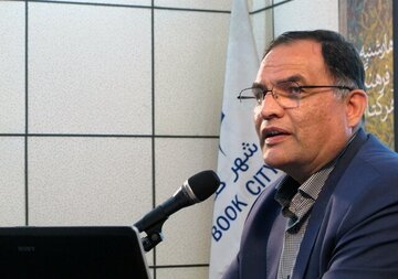 مردی که نگران زبان فارسی بود