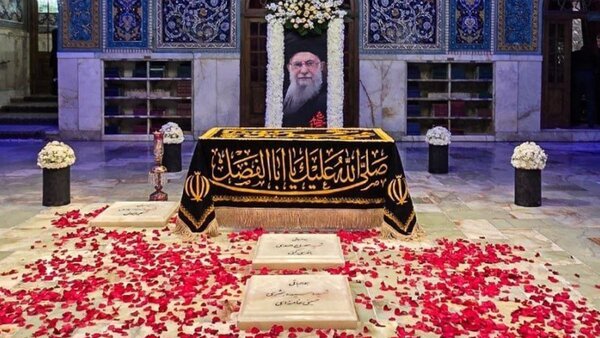 عکس/نویسنده پارچه روی مزار رهبر شهید کیست؟
