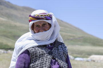 بیشتر لباس زنان عشایر از پارچههای رنگی و شاد است و به شکلی از نقش و طرح طبیعت در لباسها بهره گرفته میشود.