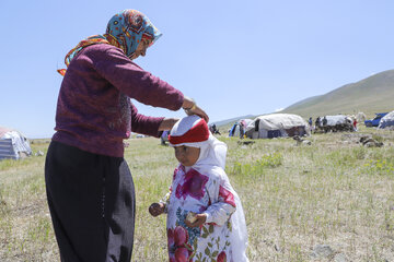 بیشتر لباس زنان عشایر از پارچه‌های رنگی و شاد است و به شکلی از نقش و طرح طبیعت در لباس‌ها بهره گرفته می‌شود.
در لباس دختران جوان این طرح و رنگ الهام گرفته از طبیعت بیشتر جلوه می کند.