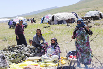 زنان عشایر زیر آفتاب سوزان و گرمای تنور نان چند روزه را آماده می کنند.