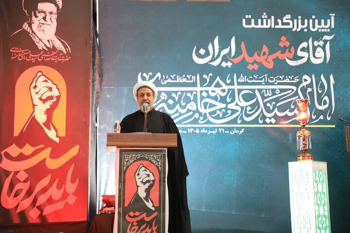امام جمعه کرمان: همگان در مسیر رهبر شهید سرباز رهبر جدید باشند