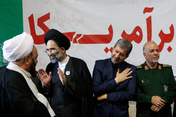 از سمت چپ حجت‌الاسلام سیدسعید حسینی، امام جمعه کاشان و از اعضای خبرگان رهبری، مهدی جمالی‌نژاد، استاندار اصفهان و سردار سرتیپ پاسدار مجتبی فدا، فرمانده سپاه‌ صاحب‌الزمان (عج) اصفهان 