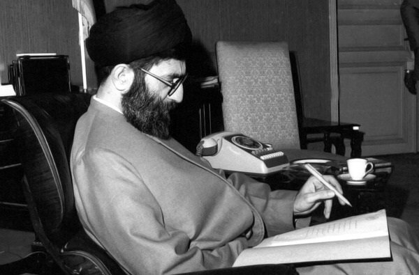 خاطرات منتشرنشده رهبر شهید از شعرخوانی در انجمن ادبی، علاقه به موسیقی و حضور در کلاس زبان