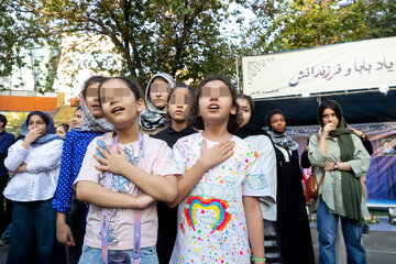 به یاد بابا؛ فرزندان بهزیستی در سوگ رهبر شهید انقلاب