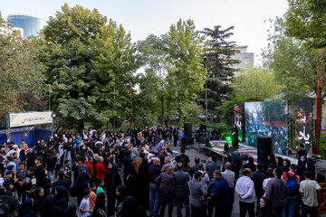 به یاد بابا؛ فرزندان بهزیستی در سوگ رهبر شهید انقلاب
