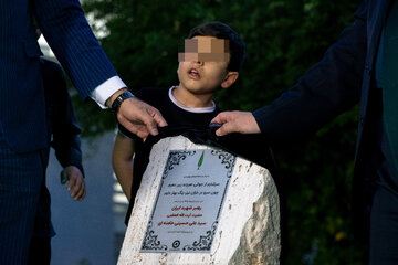 به یاد بابا؛ فرزندان بهزیستی در سوگ رهبر شهید انقلاب
