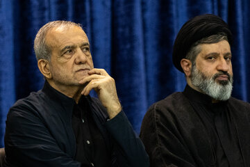 میثم خامنه‌ای و مسعود پزشکیان، رئیس جمهور در آیین بزرگداشت رهبر شهید انقلاب