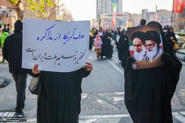 آیا رواست آنان را که به بهای بدنامی خود می‌خواهند قدمی بردارند خائن بخوانیم؟