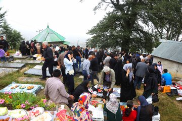 آیین عَیدماه ۲۶ طبری در مازندران که به جشن مُردگان از آن، نام برده می‌شود در حقیقت، آئین و ارزشی مانا از نیاکان و پیشینیان این دیار است. 