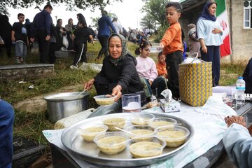 مادران و زنان خانواده مجمه‌هایی از غذاهای سنتی را تهیه کرده و بین مردم توزیع می‌کنند.