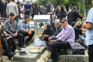 پیشینه این مراسم به زمان فریدون و ضحاک باز می گردد. این مراسم بعد از پیروزی فریدون بر ضحاک پایه گذاری شد